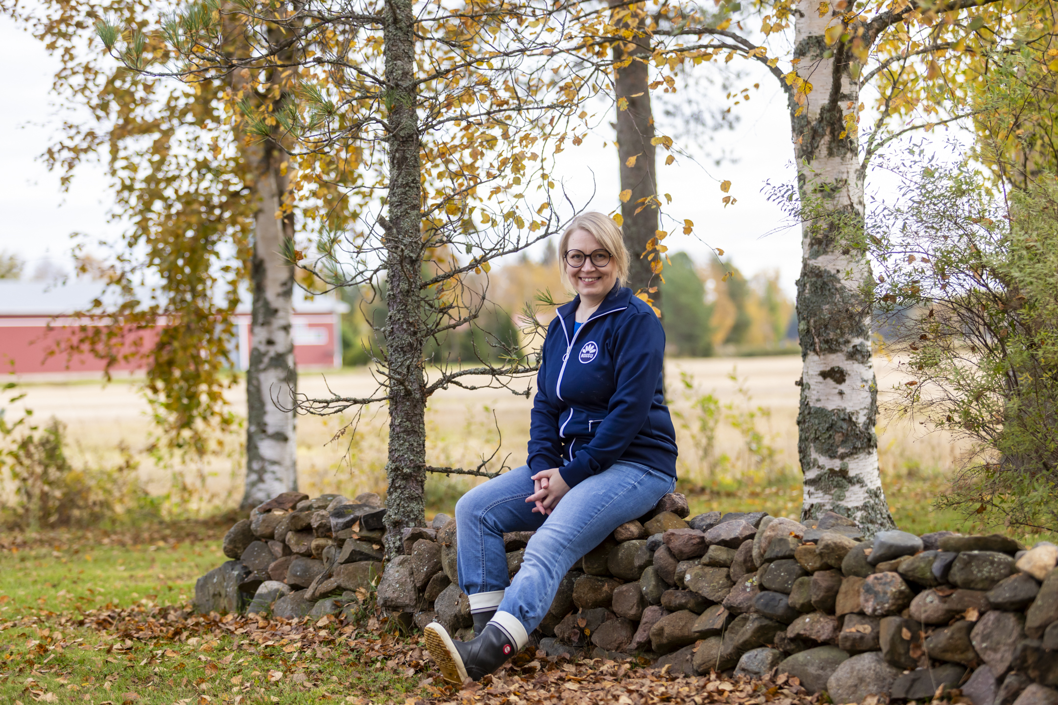 Heidi istumassa kiviaidalla.