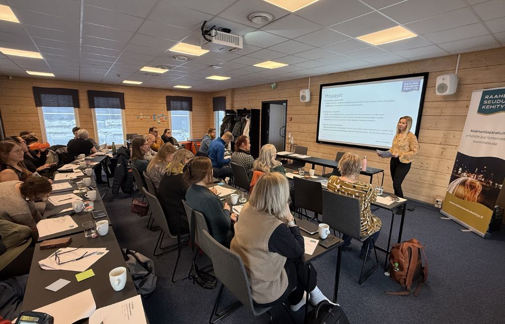 Raahen seudun kehityksen yritysasiantuntija Katja Mattila kouluttamassa työpajassa digibisneksestä.