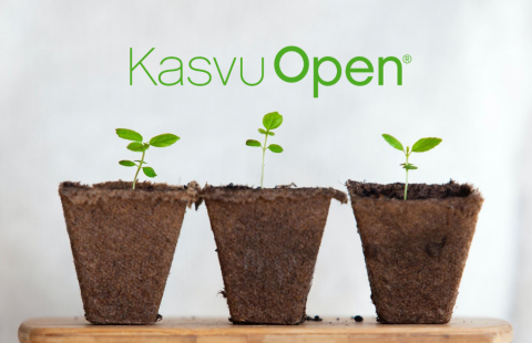 Kolme kasvin taimea ja Kasvu Openin logo.
