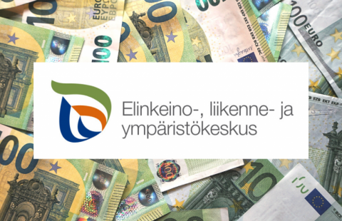 ELY-keskuksen logo ja sadan euron seteleitä.