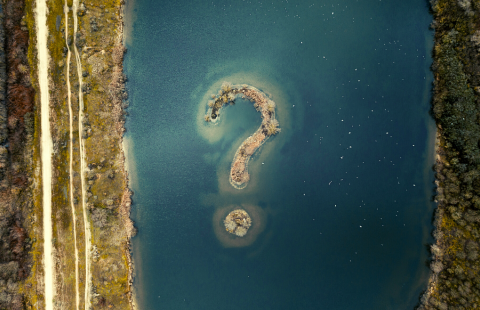 Kysymysmerkin muotoinen saari joessa.