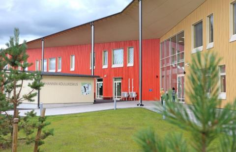 Vihannin koulukeskus kuvattuna ulkoa kesällä.