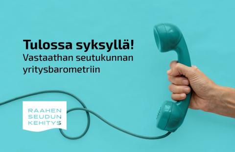 Teksti tulossa syksyllä, vastaathan seutukunnan yritysbarometriin. Sinisellä taustalla turkoosi puhelin henkilön kädessä.
