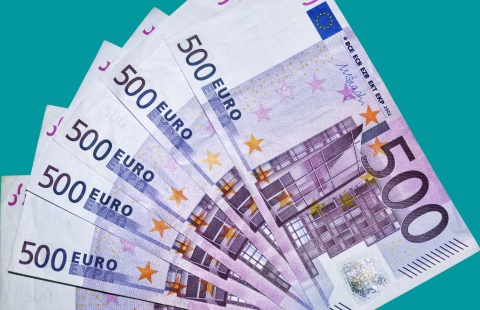 Viiden sadan euron seteleitä viuhkana.