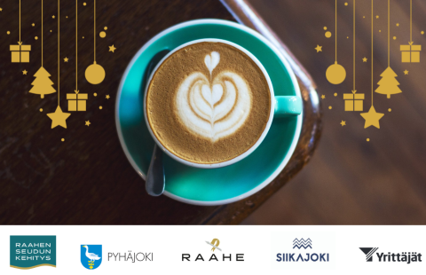 Kahvikuppi, joulukoristeita ja Raahen seudun logoja.