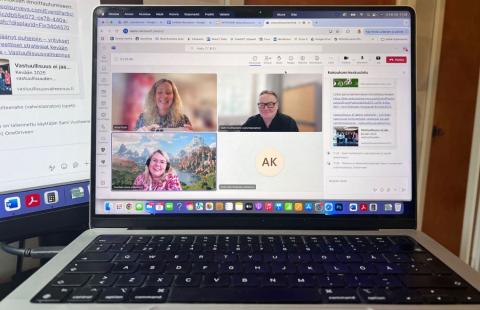 Tietokoneen ruudulla käynnissä oleva webinaari.