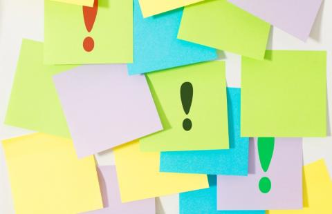 Värikkäitä post it -lappuja, joissa huutomerkkejä.