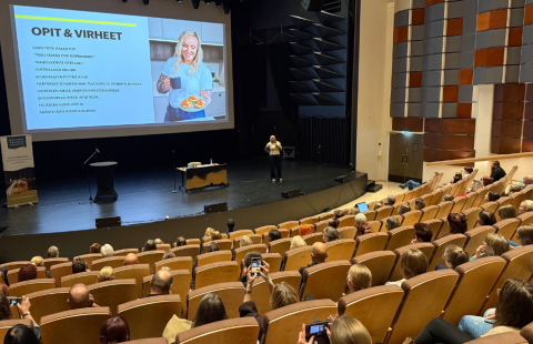Raahesaliin kokoontunutta yleisöä seuraamassa Jutta Larmin esitystä.