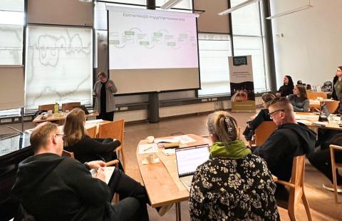 Työpajan osallistujia seuraamassa Piia Kallion myyntistrategiakoulutusta.