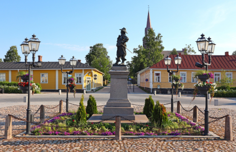 Näkymä Pekkatorin keskusaukion patsaasta ja vanhoista rakennuksista.