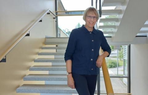 Piia Heikkinen kuvattuna Raahen seudun kehityksen toimitilojen portaikossa Brain Centerissä.