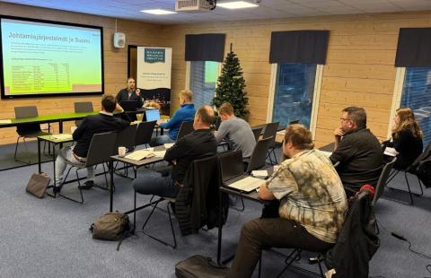 Työpajan osallistujia seuraamassa koulutusta.