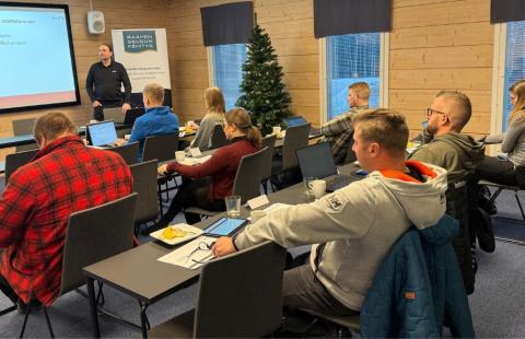 Työpajan osallistujia seuraamassa koulutusta.