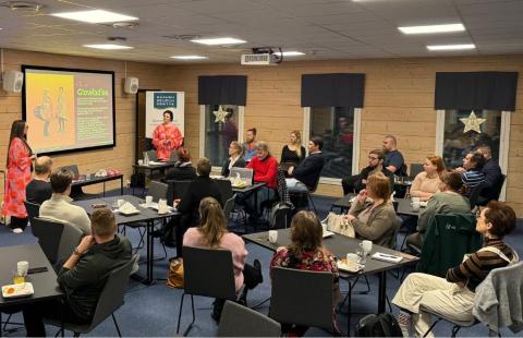 Työpajan kouluttajat esittäytymässä osallistujille.