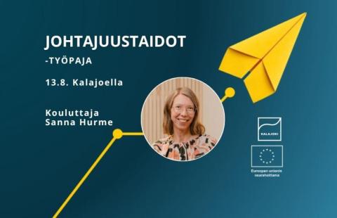 Sinisellä pohjalla graafin päässä keltainen paperilennokki. Kouluttaja Sanna Hurmeen kuva. Johtajuustaidot-työpaja. 13.8. Kalajoella. Kalajoen ja EU:n osarahoittama logot. 