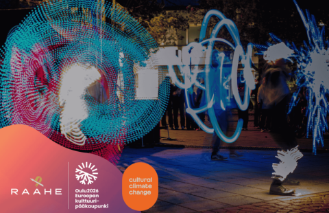 Valotaidetta valokuvassa, Raahen kaupungin ja Oulu2026 kulttuuripääkaupunkivuoden logot.