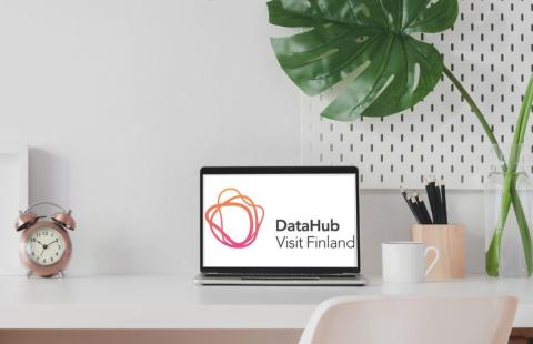 Datahubin logo avoimen läppärin ruudulla.