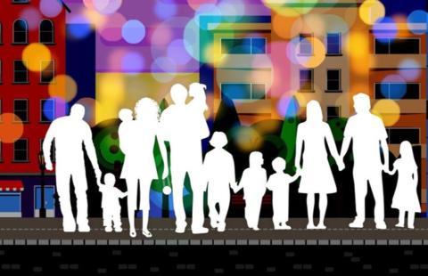 Ihmishahmoja värikästä taustaa vasten.