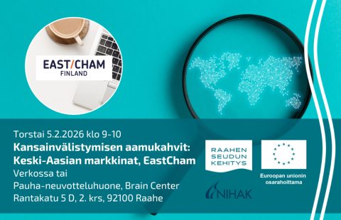 Tilaisuuden tiedot ja EastChamin logo kahvikupin ja läppärin päällä. Taustalla maailmankartta suurennuslasin alla.