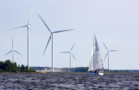 Purjevene ja tuulimyllyjä Raahessa.