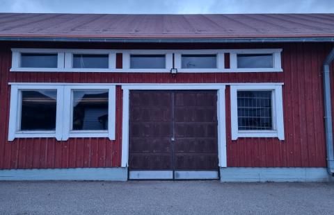 kylmää varastotilaa pariovilla, helppo lastata tavarat sisälle.