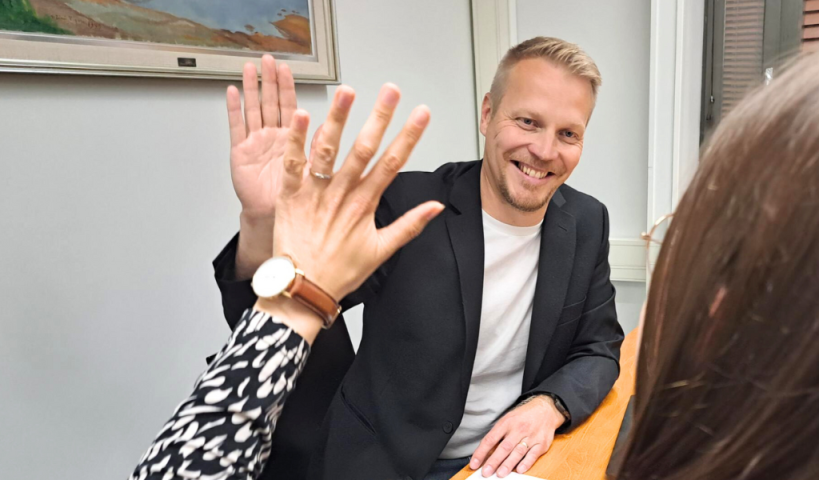 Kaksi ihmistä "heittävät ylävitoset".