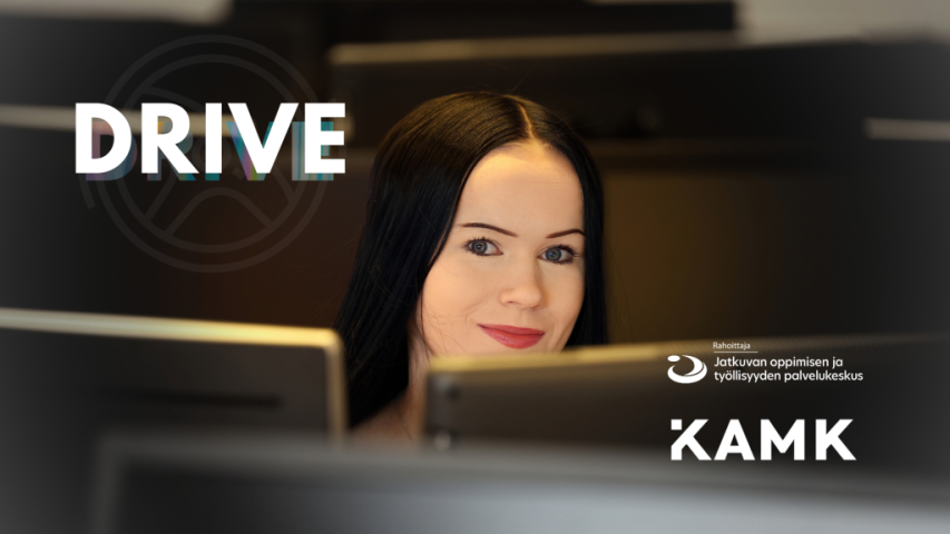 Nainen katsoo kameraan tietokoneen takaa. Drive-hankkeen, Kamkin ja Jotpan logot.