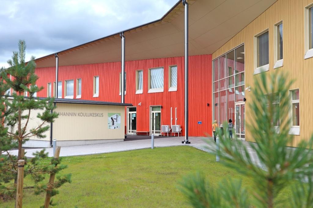 Vihannin koulukeskus kuvattuna ulkoa kesällä.