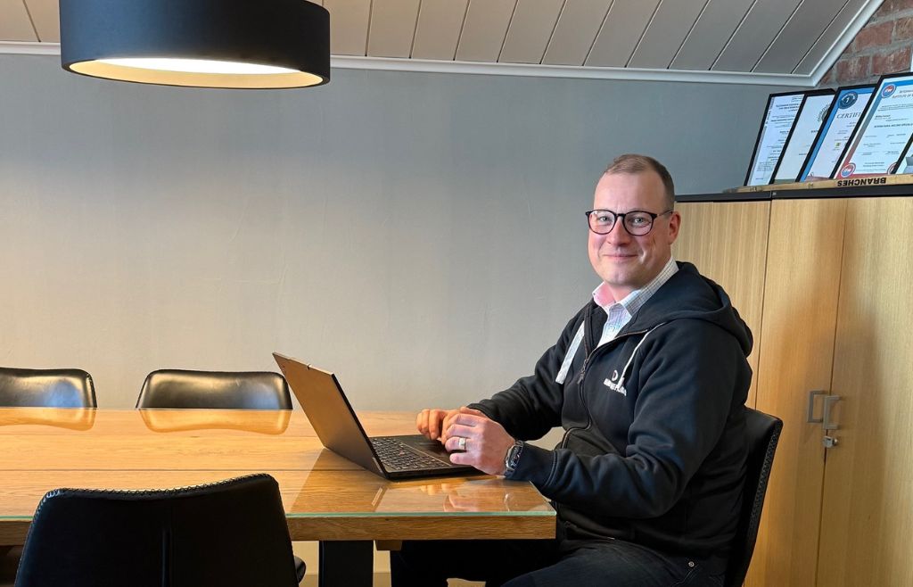 Jani työpöydän ääressä tietokoneella toimistossa.