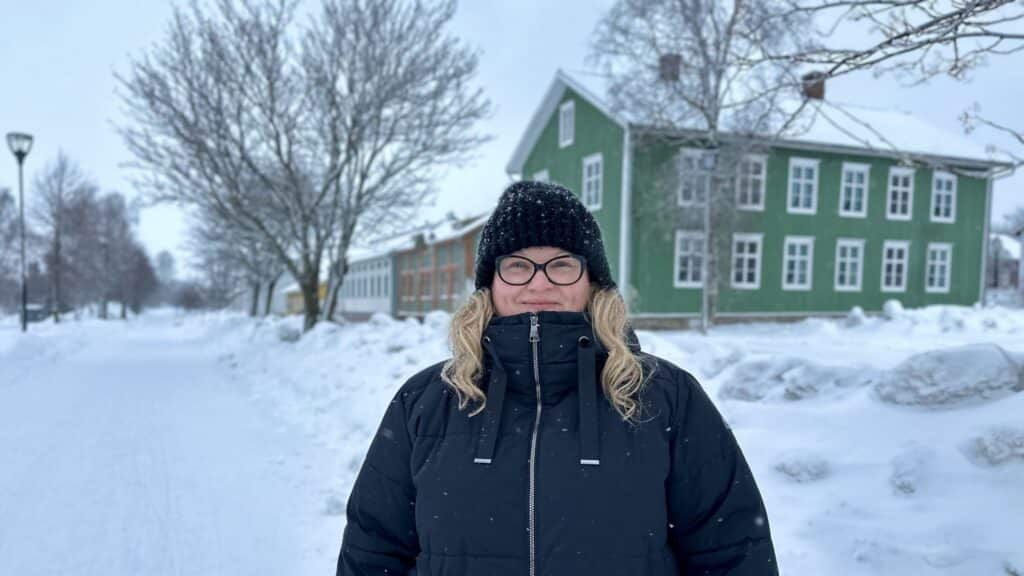 Jaana Ritola pyörätiellä talvisen vanhan Raahen edustalla.