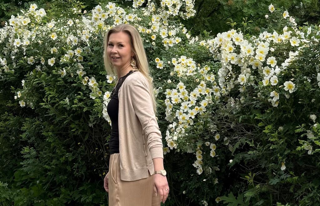 Katja Mattila ja taustalla ruusupensaita.