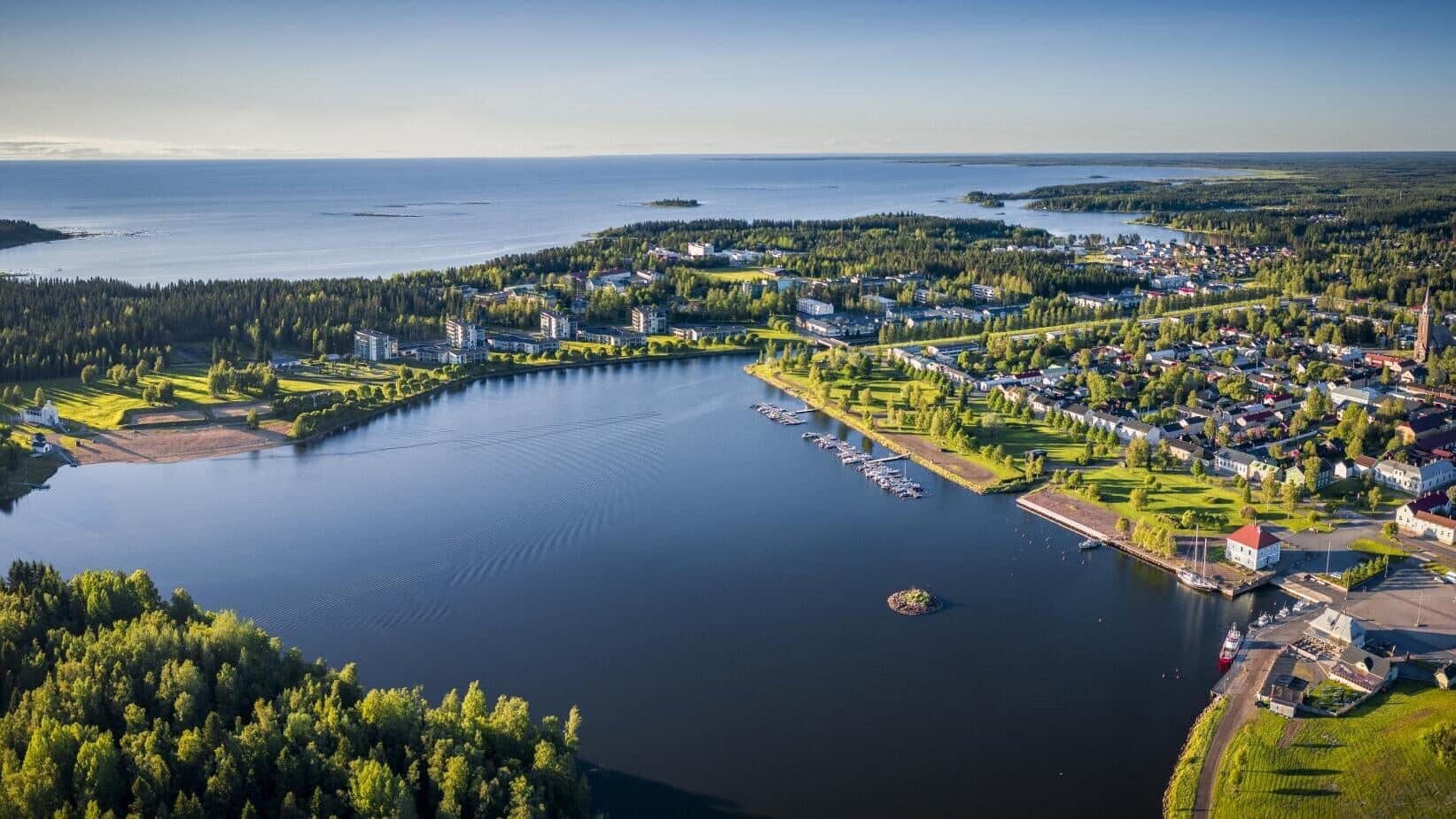 Ilmakuva mereltä Raahen vanhaan kaupunkiin ja Pikkulahden uimarannalle päin.