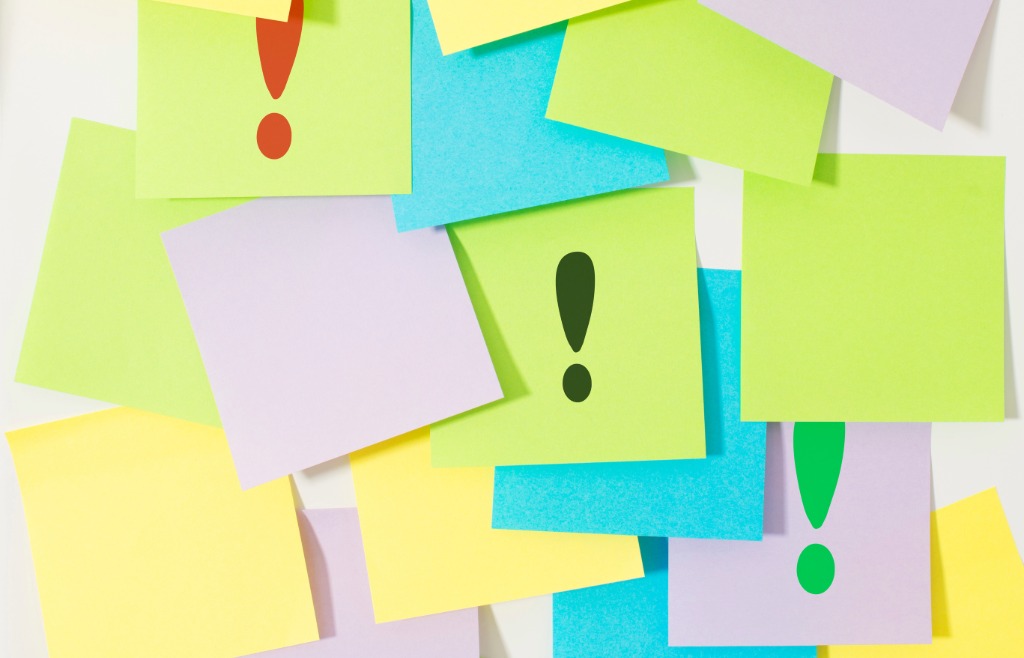 Värikkäitä post it -lappuja, joissa huutomerkkejä.