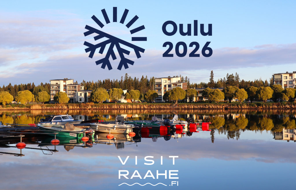 Syksyinen maisema meren rantojen läheisyyden kerrostaloista ja venelaiturista Raahen Pikkulahdella sekä Oulu2026 ja Visit Raahen logot.