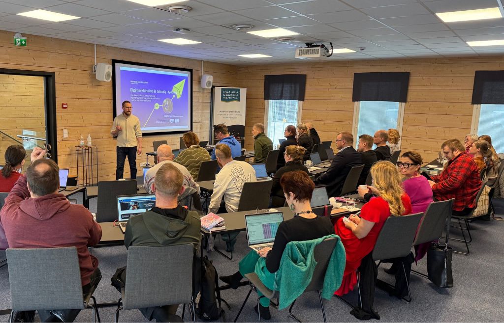 Työpajan osallistujia seuraamassa koulutusta.