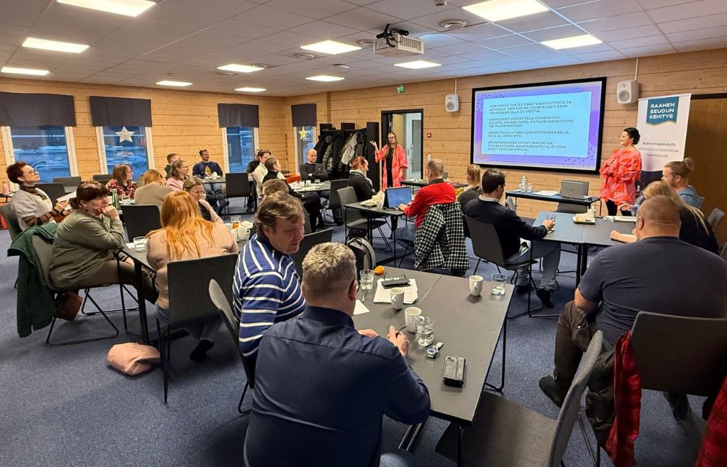 Työpajan osallistujat seuraamassa koulutusta.