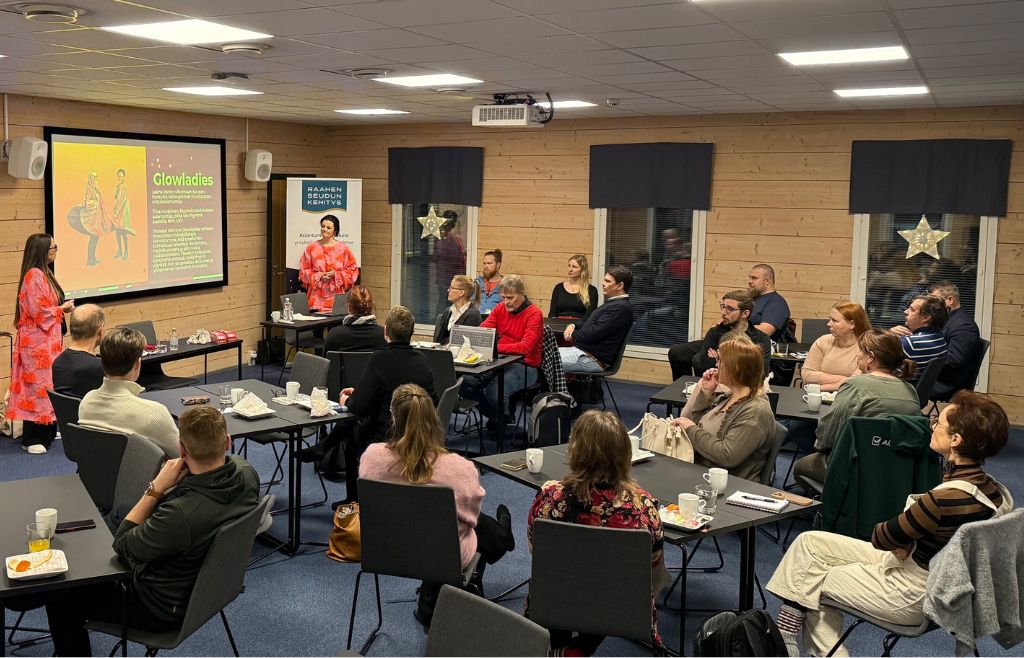 Työpajan kouluttajat esittäytymässä osallistujille.