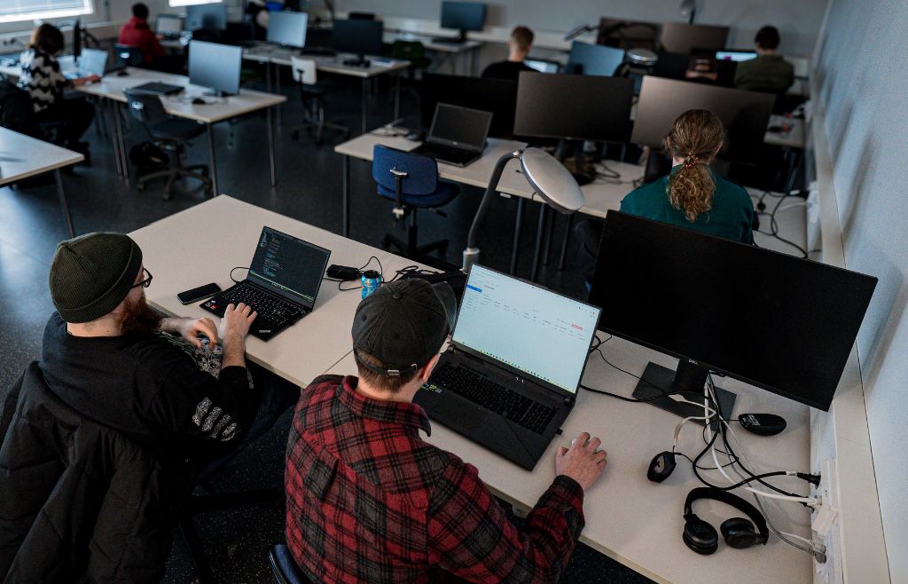 AMK-insinööriopiskelijoita luokkahuoneessa tietokoneiden ääressä Raahessa.