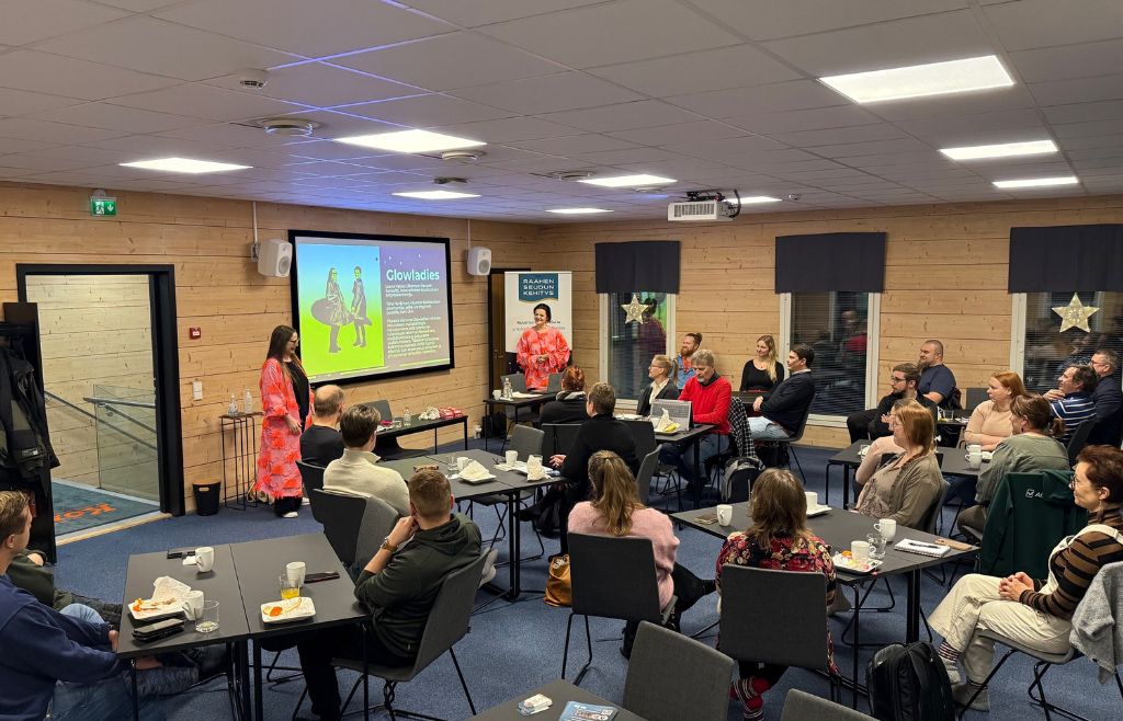 Työpajan osallistujia seuraamassa koulutusta pöytäryhmissään.