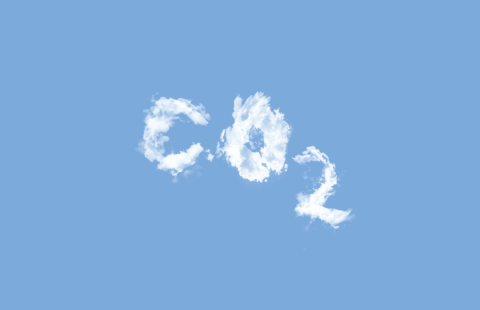 Pilveä esittävä teksti CO2 sinisellä taivaalla.